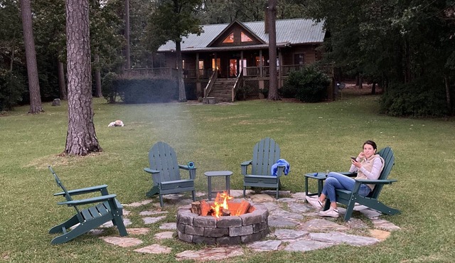 Lake Log Cottage: Summer and Fall times are available.