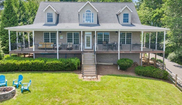 Lake Lookout - Private Home with lake views & Game room
