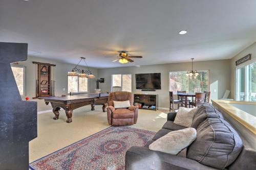 Lake Loon Hillside Cottage with Private Deck!