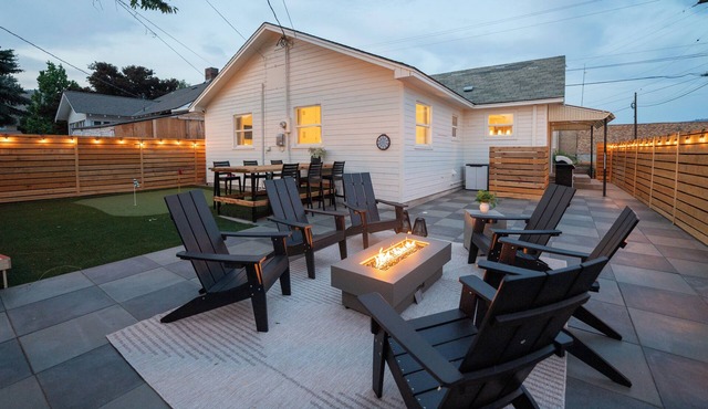 Lake & Lounge - Mid Century - Cozy 3 beds - Walk to Town, Putting Green, Pets