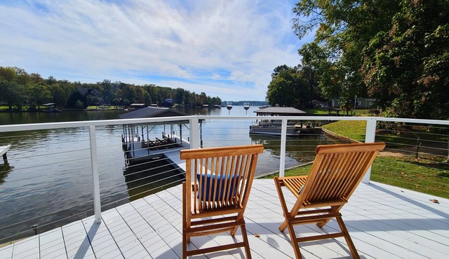 Lake Lovers Getaway, Lake Front Home with 3 Master Suites, Docks and Boat Launch