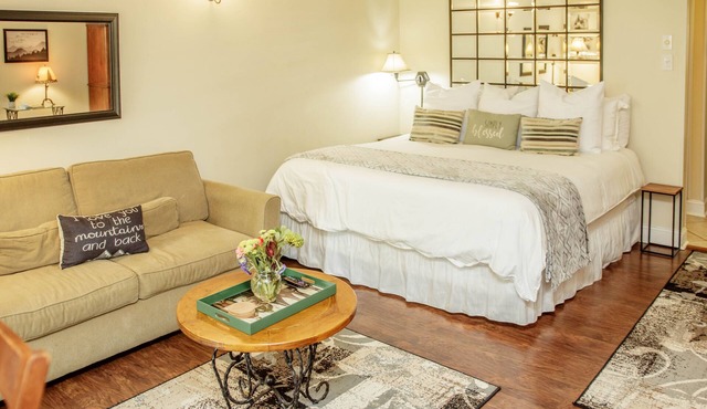 Lake Lure Mountain Studio @ Rumbling Bald Resort ⭐️Pools ⭐️Golf ⭐️ Spa ⭐️Dining