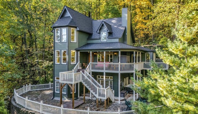 Lake Lure (OPENS MAY), Rumbling Bald Amenities: Swim Beach, Pool. Pretty Views, Golf Cart, Hot Tub, Firepit
