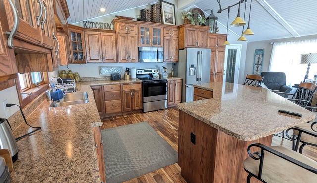 Lake Luxury home: Elegance,Comfort,Fishing,Hunting,Optional Pontoon/Jet ski rent