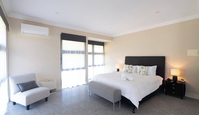 Lake Macquarie Manor – Entire 7-Suite Home, Sleeps 19 on 6 Peaceful Acres