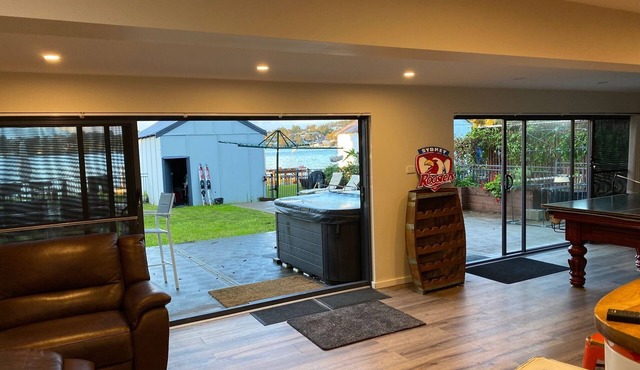 Lake Macquarie Waterfront Home with jetty