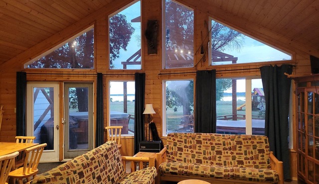 Lake Manitoba Narrows - Lovely Lakefront Cottage