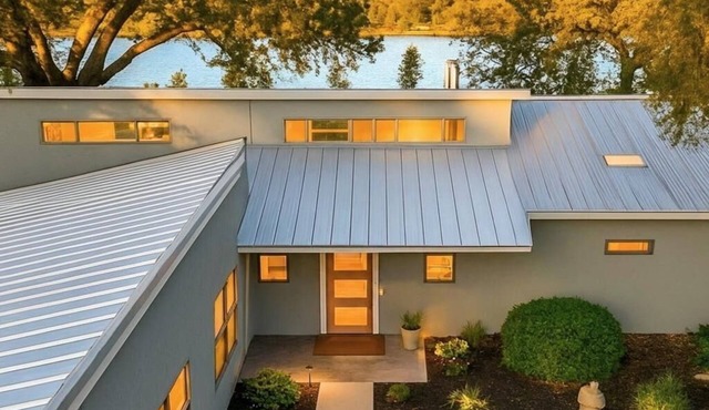 Lake Marble Falls Waterfront Retreat. Deck, Kayaks & Big Lake Views.