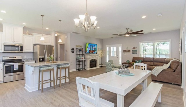 Lake Martin Gem! Sandy Beach Kayaks Decks Views