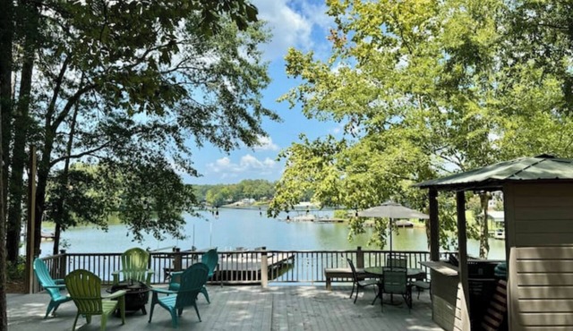 Lake Martin lakehouse. Screened porch. Dock. firepit & views. 30 min to Auburn