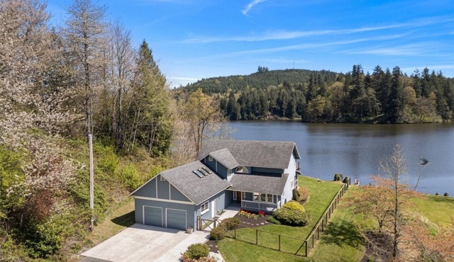 Lake McMurray Lodge - Waterfront Farmhouse w/5 Bedrooms +