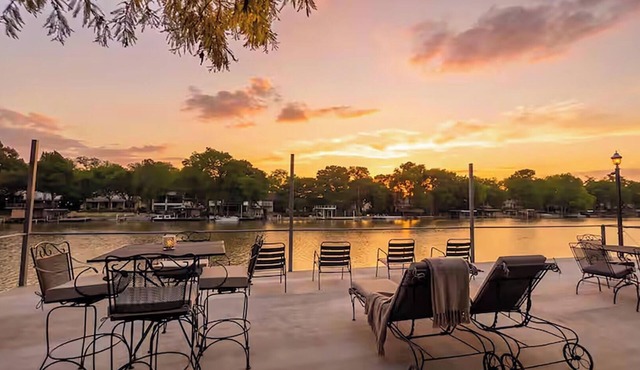 Lake McQueeney Boat Haus - Sleeps 25 - Water & Fun