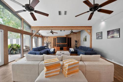 Lake McQueeney Boat Haus | Sleeps 25 | Water & Fun