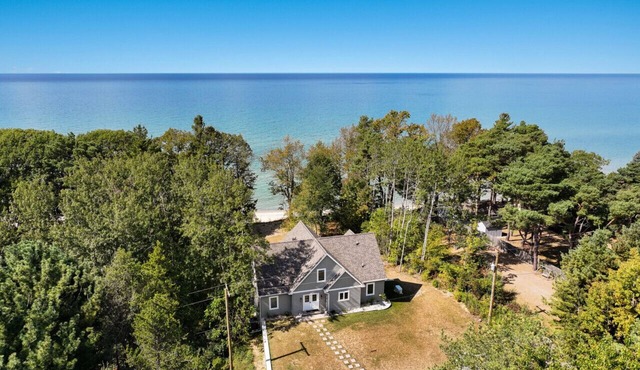 Lake MI 8BR with Private Beach + Hot Tub