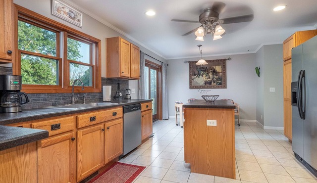 Lake Mi Getaway w/hot tub - Relax on 2 acres-plenty of space to unwind