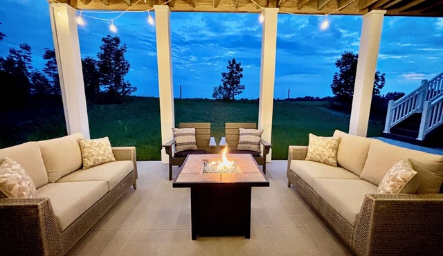 Lake MI Views Deck, Loft, Game Room, Patio 5 Acres Groups Near Traverse