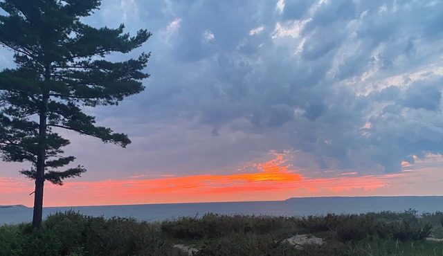 Lake Michigan beachfront in glen arbor. 2-bed/2-bath. beach fire pit and Wi-Fi