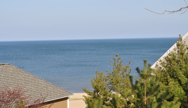 Lake Michigan Cottage - Steps away from the Beach! 28 Night Minimum