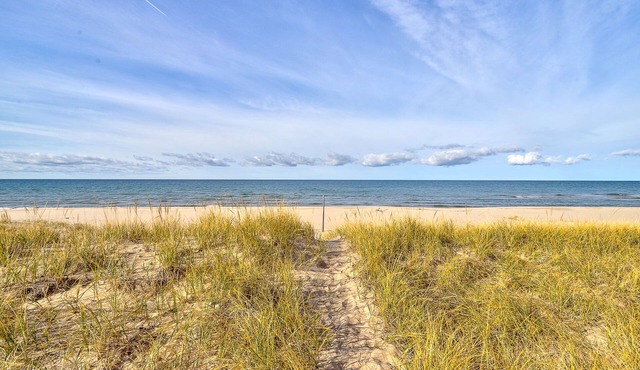 Lake Michigan Escape-Private Frontage, Spectacular Low Bluff Beach and Sunsetsn-