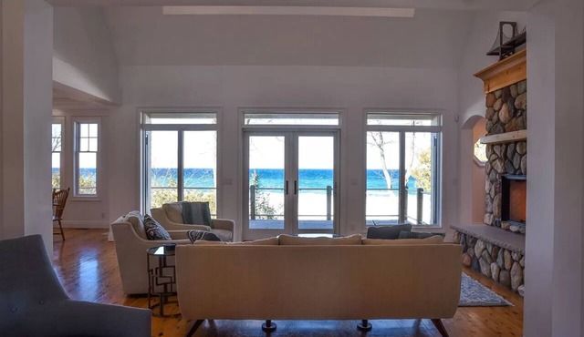 Lake Michigan Luxury Lake House with 5 private bedroom suites