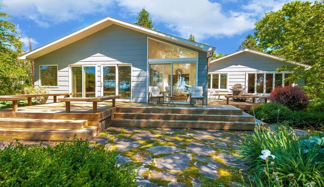 Lake Michigan retreat w/private beach access, family friendly, solar & gardens