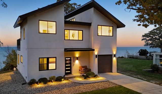 Lake Michigan Waterfront Retreat in Kenosha - Hot Tub - Stunning Views!