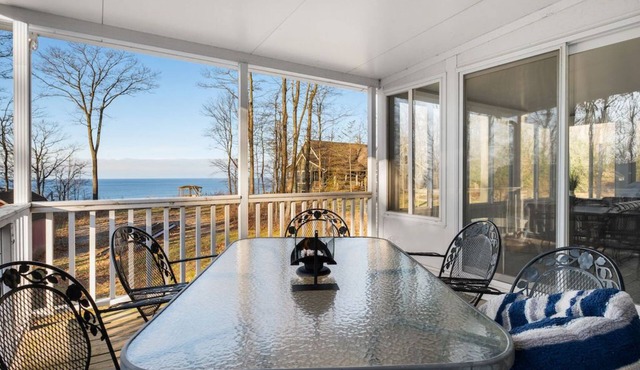 Lake Michigan Views: Solarium & Cozy Fireplace