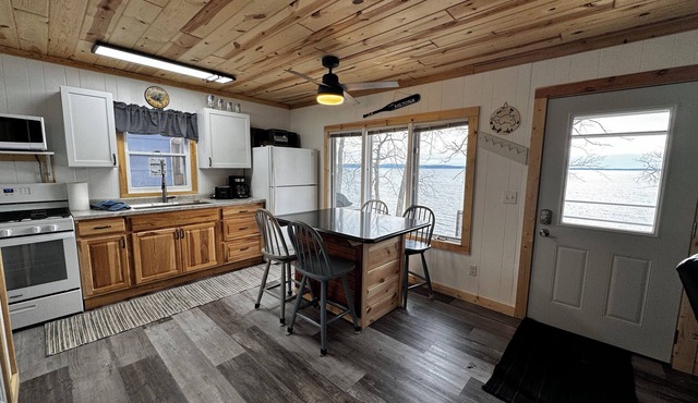 Lake Miltona, 2 bedroom lakeside cabin - near boat landing!