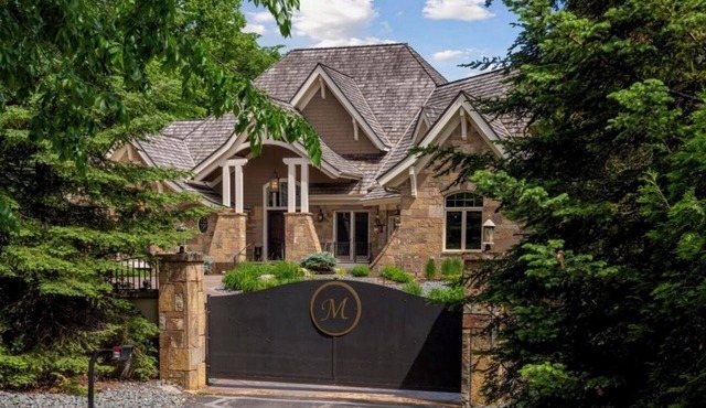 Lake Minnetonka, Maple Ridge Manor-Sleeps 18, Lake, Dock & Private Pool & spa