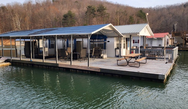 Lake Mode: 3-bedroom Floating House at Whitman Hollow w/covered boat slip