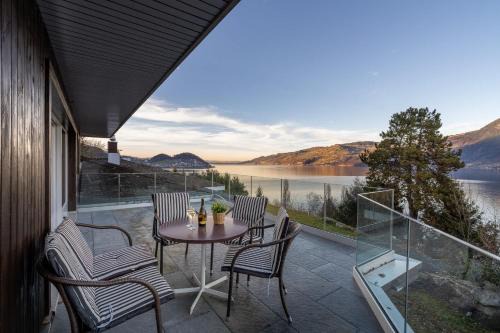 Lake & Mountain View Apartment near Faulensee Balcony BBQ & Free Parking