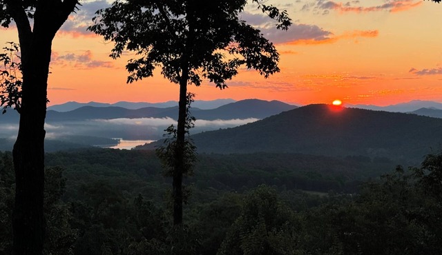 Lake & Mountain View Cabin w/Hot Tub – Sleeps 10