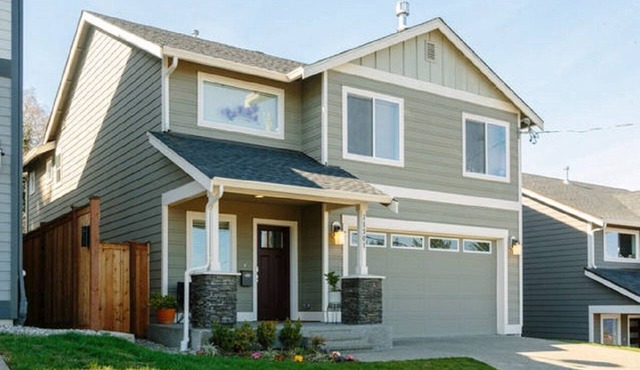 Lake & Mountain Views: Spacious Seattle 4 BR & 3 BA Home Centrally Located