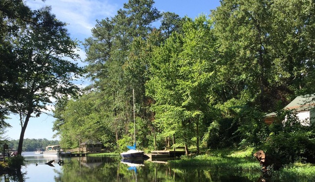 Lake Murray Cozy Cottage on a Quiet Cove with Private Dock