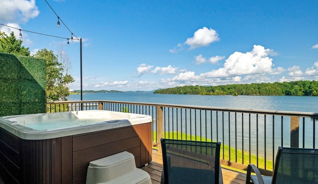 Lake My Day - Lake View / Mountain View / Fire Pit / Corn Hole / Hot Tub