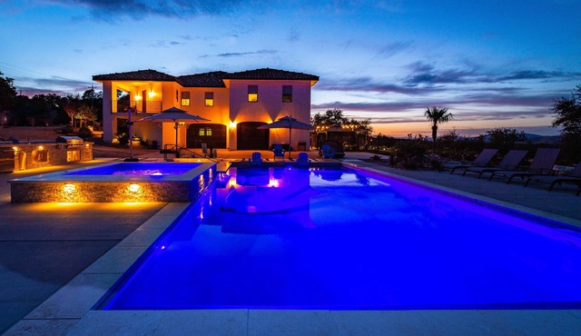 Lake Naci Estate w/Pool, swim up bar, 2nd hot tub, sleeps 18!