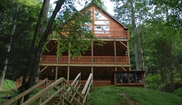 Lake Nantahala smokey mountain Lakeside Lodge in Gated Community. Pontoon boat