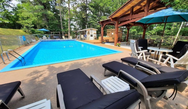 Lake Nipissing Lakefront Cottage with whirlpool/fireplace and resort amenities