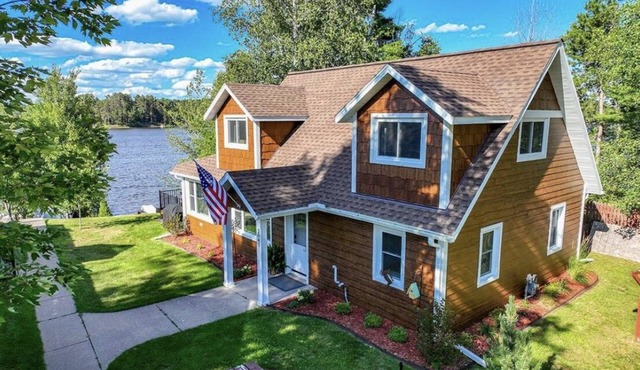 Lake Nokomis 4-bedroom Lakeside Spacious Cottage