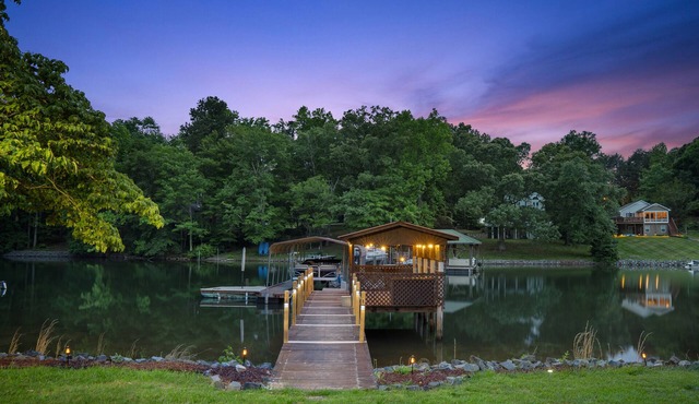 Lake Norman Escape: Boat, Spa, Kayaks & Game Room