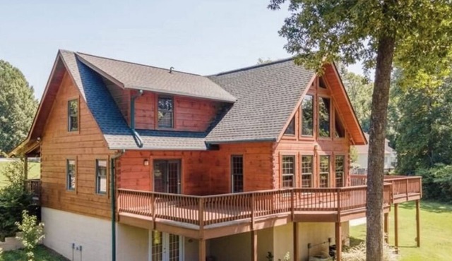Lake Norman Cabin Retreat -lake front-with private boat dock-