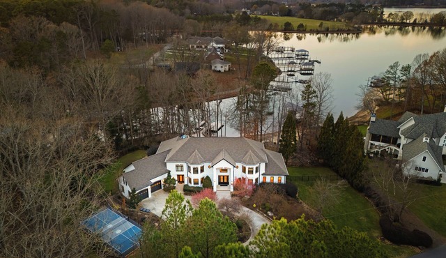 Lake Norman Estate Hot Tub + Fire Pit + Movie Theater | Lion Manor