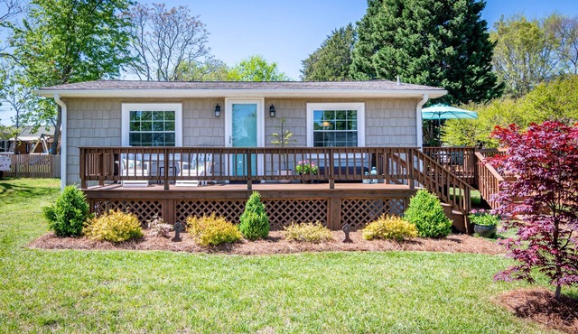 Lake Norman getaway steps away from Marina!