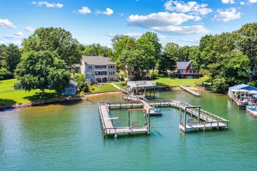 Lake Norman Luxury Estate 8BR Pvt Dock & Game
