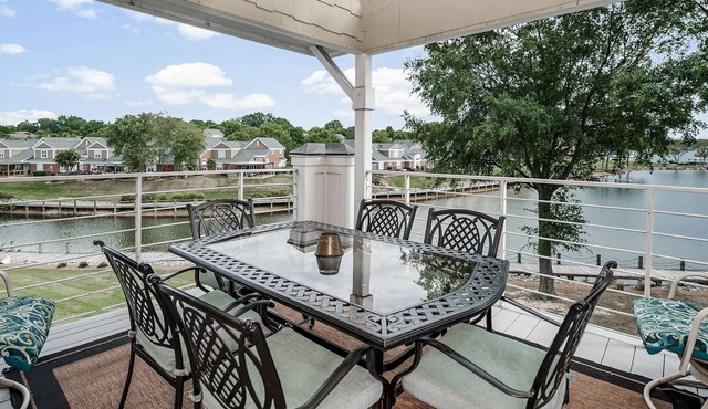 Lake Norman Luxury Waterfront 3rd floor Condo with Elevator, Pool, Tennis