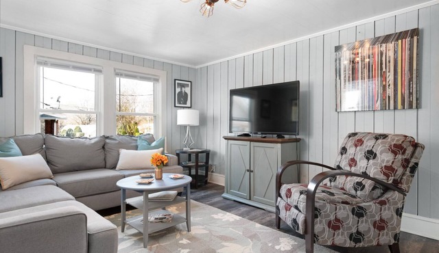 Lake Norman Shabby Chic bungalow in Cornelius close to Davidson
