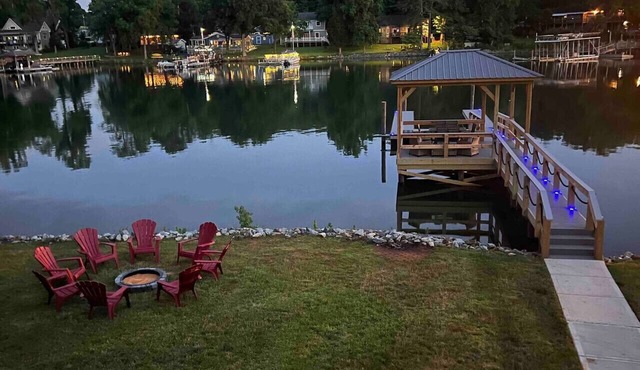 Lake Norman Waterfront with Dock, hot tub fire pit and pool table