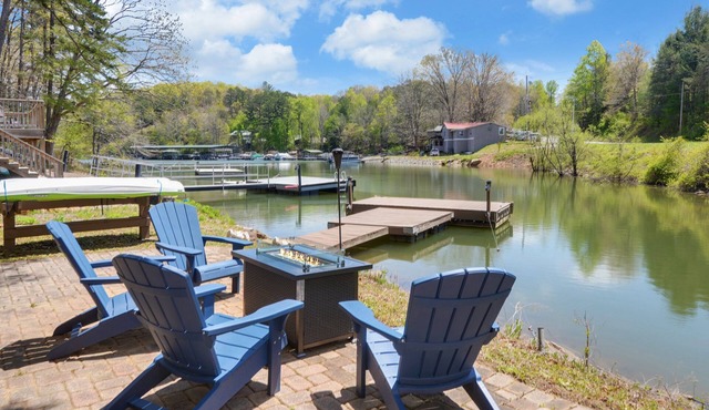 Lake Nottely 4 bdrm cabin, sauna w/mtn & lake views, dock, & EV charger.