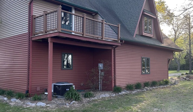 Lake & Oaks Hideaway- Hidden Cabin on Private Lake