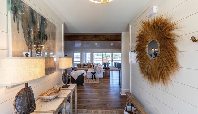 Lake Oconee lake front with pool